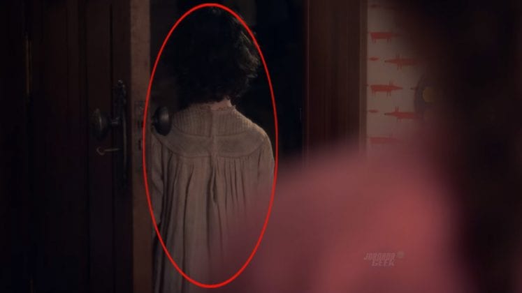 Fantasma da criança no quarto da Flora em A Maldição da Mansão Bly