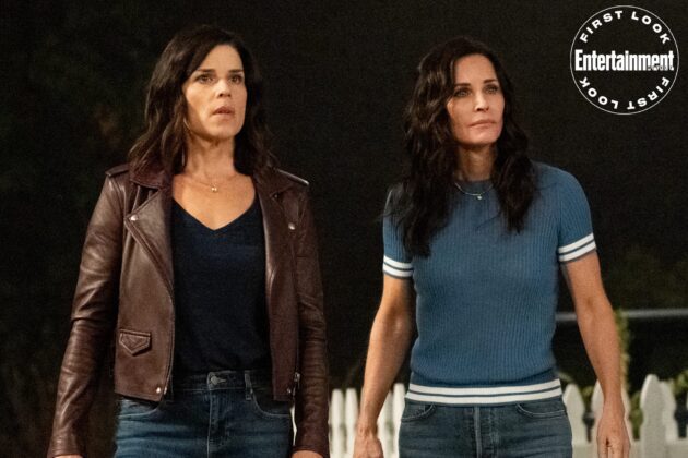 Neve Campbell como Sidney Prescott e Courteney Cox como Gale Weather no novo Pânico