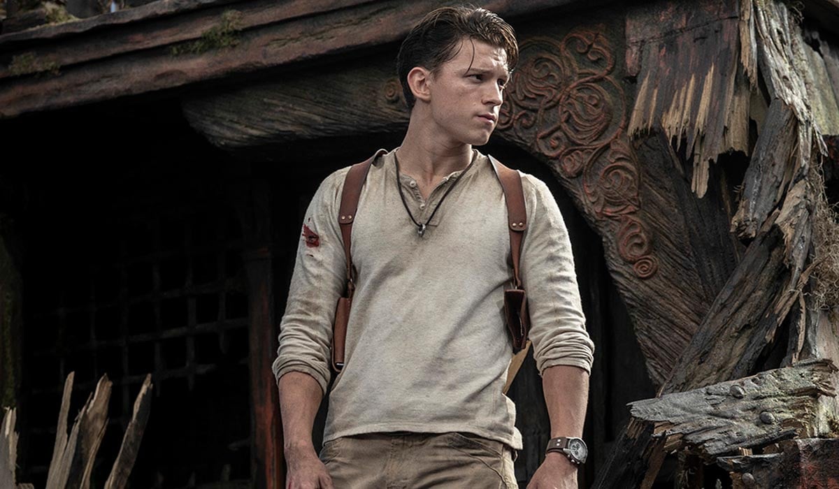 Tom Holland como o jovem Nathan Drake em Uncharted