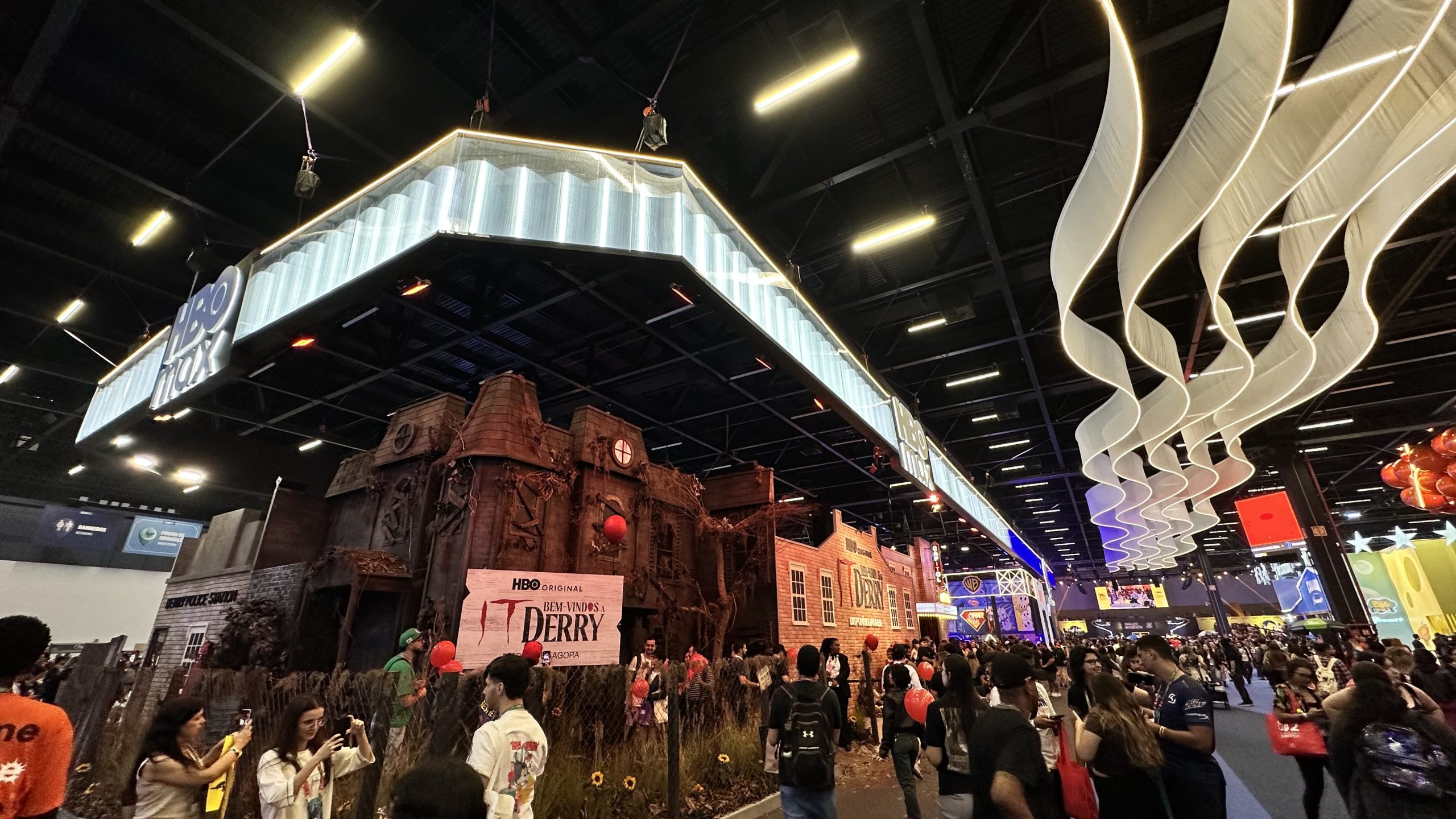 CCXP25: Os 7 melhores estandes que você precisa visitar HBO Max e Warner fazem grande sucesso no estande da CCXP25